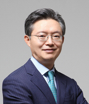 윤석열 제20대 대통령선거 예비후보 후원회장으로 위촉된 황준국 전 주영국 대한민국대사관 대사. <윤석열 전 검찰총장 측 제공>